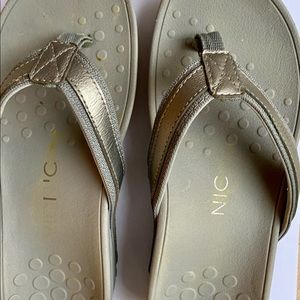 Vionic Gray Wedge Flip Flops Size 6.5 Used Good Condition